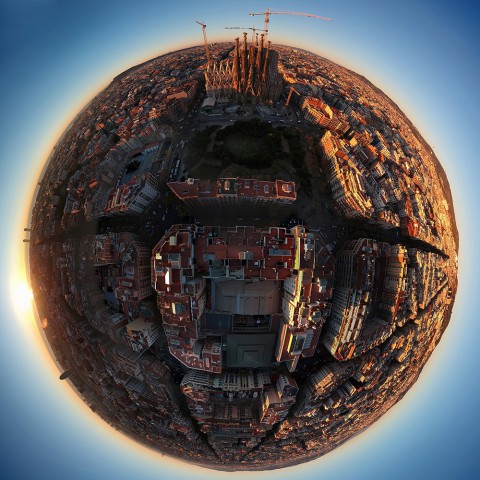 360° Aerial Photos of Barcelona Transform the City Into Small Planets 巴塞羅那的360°航拍照片將城市變為小行星