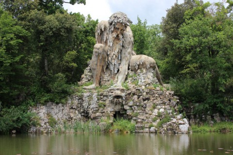 Colossus statue 巨像雕像