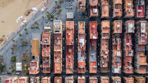 Drone Photos of Barcelona Highlight the Symmetry of the City’s Architecture 巴塞羅那的無人機照片突出了城市建築的對稱性