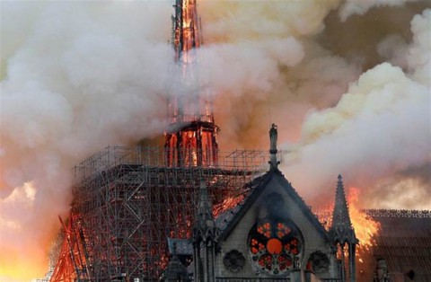 The minaret collapsed 850 years of the Notre Dame de Paris 尖塔倒塌 850年巴黎聖母院恐付之一炬