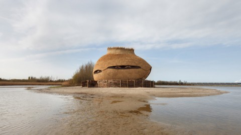 Thatched reeds cover egg-shaped observatory for watching birds 茅草的蘆葦覆蓋著用於觀察鳥類的蛋形天文台