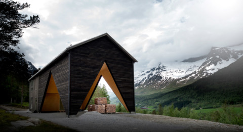 Rever & Drage builds one third of a house for a deer hunter in Norway 里弗與德拉格（Rever＆Drage）為挪威的鹿獵人建造房屋的三分之一