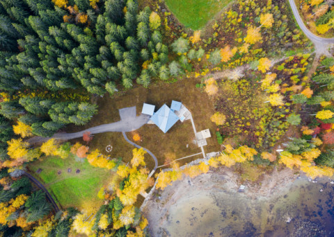 Black timber and zinc house with sauna sits next to a Finnish lake 帶桑拿的黑色木材和鋅制房屋位於芬蘭湖旁邊