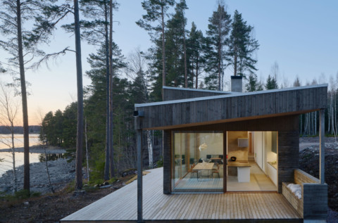 Lakeside house in Sweden is clad with birch slats to match the forest 瑞典的湖濱房屋覆蓋著樺木板條以匹配森林
