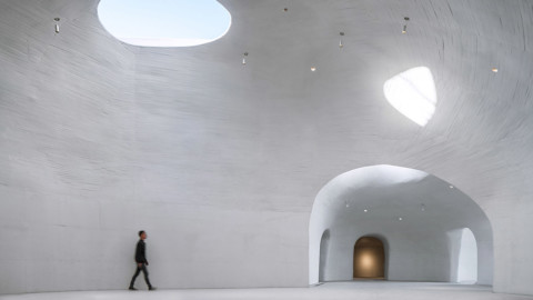 Open Architecture builds cave-like art gallery inside a sand dune 開放式建築在沙丘內建造類似洞穴的美術館