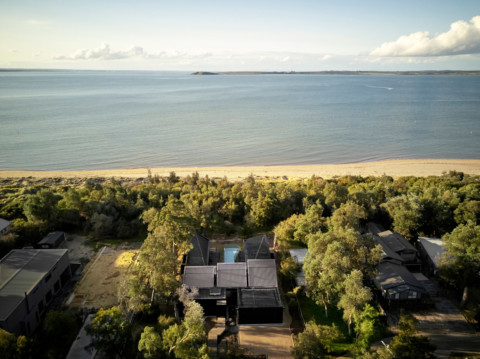 Branch Studio Architects uses skylights to bring light into Australian island house｜Branch Studio Architects使用天窗將光線帶入澳大利亞的島屋