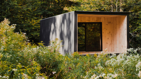 Edifice by Marc Thorpe is a black off-the-grid cabin in Upstate New York 馬克·索普的大廈是紐約州北部的黑色網格