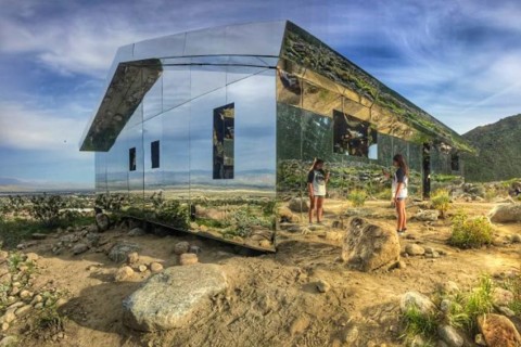 Artist creates stunning mirrored house installation in the Coachella Desert Valley｜藝術家在科切拉沙漠谷創作了精美的鏡像房屋裝置