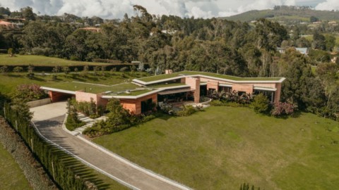 Casa Carmen’s green roofs merge with hill and forest in Colombian neighbourhood｜卡薩卡門（Casa Carmen）的綠色屋頂與哥倫比亞鄰里的山丘和森林融為一體