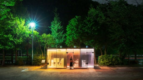 Shigeru Ban designs pair of transparent public toilets in Tokyo｜坂茂在東京設計了一對透明的公共廁所