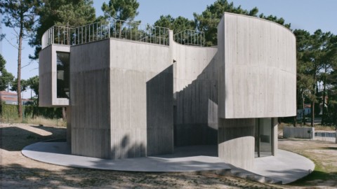 Double O Studio tops trefoil-shaped concrete house with rooftop pool｜Double O Studio頂上三葉形混凝土房子，帶屋頂游泳池