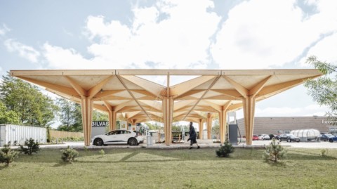 Cobe unveils pair of tree-like timber charging stations for electric cars in Denmark｜Cobe在丹麥推出了一對電動汽車用的樹木狀木材充電站