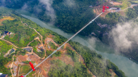 World’s longest glass-bottomed bridge opens in China｜世界上最長的玻璃底橋在中國開業
