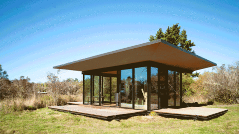 Olson Kundig designs glass cabin with drawbridge-style shutters｜Olson Kundig設計帶有吊橋式百葉窗的玻璃艙