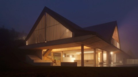 Gus Wüstemann Architects tops barn-like home with overhanging roof｜古斯·伍斯特曼（GusWüstemann）建築師設計的帶有懸挑屋頂的穀倉般房屋