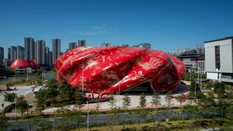 Steven Chilton Architects wraps Guangzhou theatre in tattoo-imprinted cladding｜史蒂文·奇爾頓（Steven Chilton）建築師用紋身烙印包裹廣州劇院