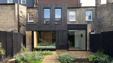 Victorian townhouse in London remodelled with charred-wood extension｜倫敦維多利亞時代的聯排別墅，改建有燒焦的木頭