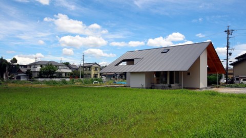 Katsutoshi Sasaki tops cross-shaped house with large overhanging roof｜佐佐木勝俊（Katsutoshi Sasaki）頂著帶有大懸挑屋頂的十字形房屋