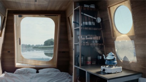 Tamás Bene creates Hungarian houseboat to be in harmony with its surroundings｜塔瑪斯·貝恩（TamásBene）創造了匈牙利的“與周圍環境和諧”的居住船