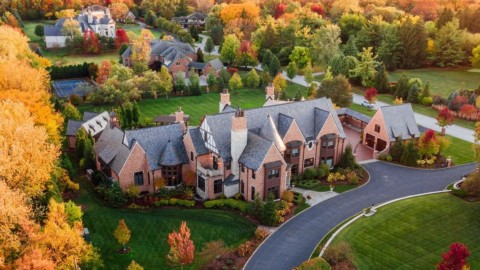 22,000 Tudor Manor by CVG Architects Asks $10.5M in Naperville, IL｜CVG Architects的22,000個都鐸式莊園在伊利諾伊州內珀維爾要價1050萬美元