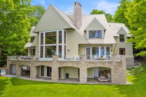 $8.5M Ike Kligerman Barkley-Designed Lake House Lists in Bay Harbor, MI｜密歇根州Bay Harbor 850萬美元的Ike Kligerman Barkley設計的湖邊房屋清單