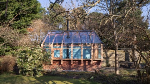 WT Architecture’s glass writer’s studio creates “sense of being almost outdoors”｜WT Architecture的玻璃作家工作室創造出“幾乎在戶外的感覺”